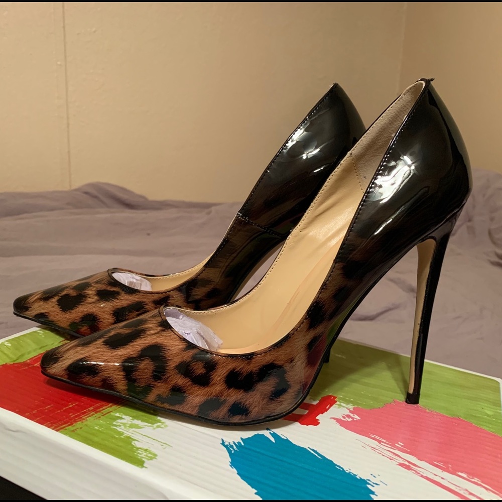 Leopard print pointy toed heels